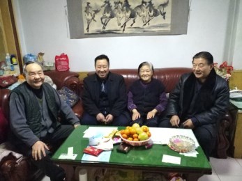 甘肅省舞臺美術(shù)工廠領(lǐng)導(dǎo)班子慰問離退休老干部職工