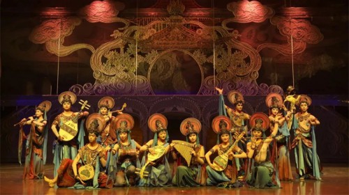 【演出盛況】中國經(jīng)典舞劇《絲路花雨》首演火爆，紀(jì)念票、文創(chuàng)產(chǎn)品、讀者書籍同步亮相，今晚精彩繼續(xù)！